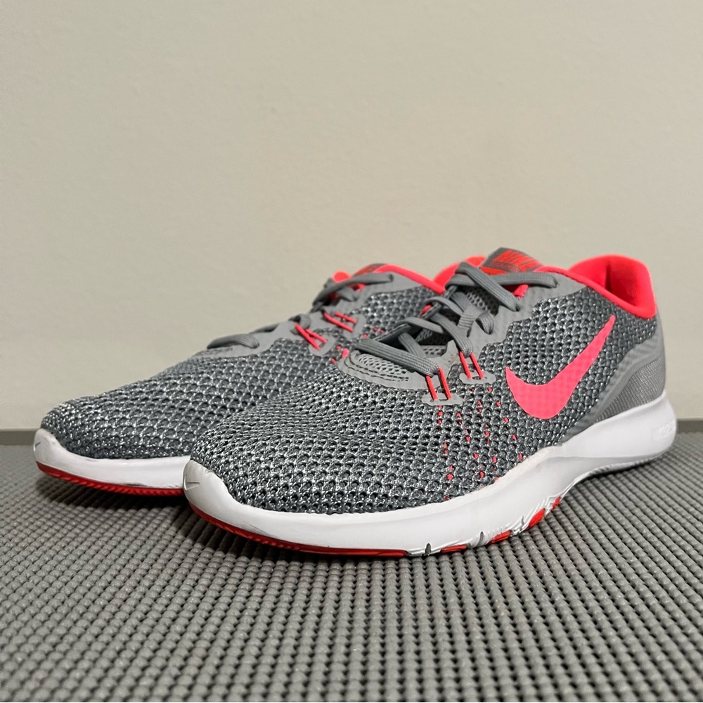 Nike Women’s Flex Trainer 7 in Wolf Grey/Racer Pink